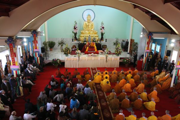 Le dalai lama a la pagode viernamienne d Evry 2008